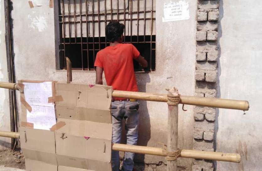 शहर की शराब दुकानों में भीड़ को रोकने बेरीकेड्स लगाए गए, काउंटर की संख्या दो गुना बढ़ाई गई शहर की शराब दुकानों में भीड़ को रोकने बेरीकेड्स लगाए गए, काउंटर की संख्या दो गुना बढ़ाई गई