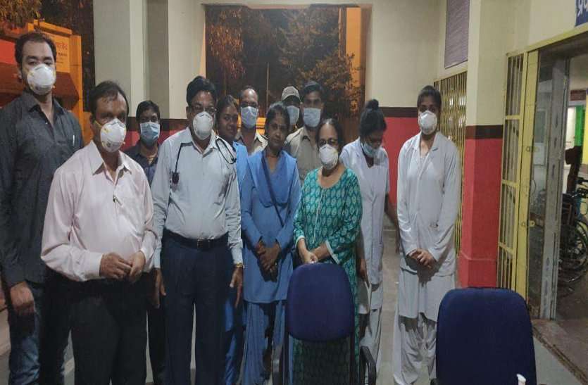 45 ग्रामीणों को लेकर मथुरा बृंदावन से लौटी बस सीधे पहुंची जिला अस्पताल, हुआ कोरोना चेकअप