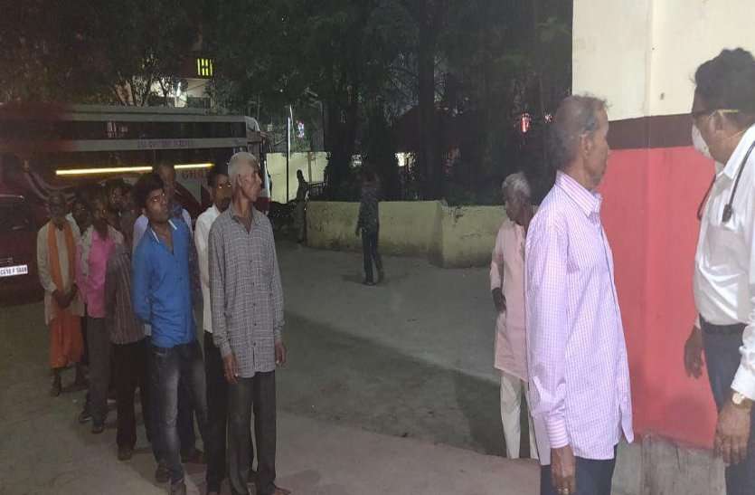 45 ग्रामीणों को लेकर मथुरा बृंदावन से लौटी बस सीधे पहुंची जिला अस्पताल, हुआ कोरोना चेकअप 45 ग्रामीणों को लेकर मथुरा वृंदावन से लौटी बस सीधे पहुंची जिला अस्पताल, हुआ कोरोना चेकअप