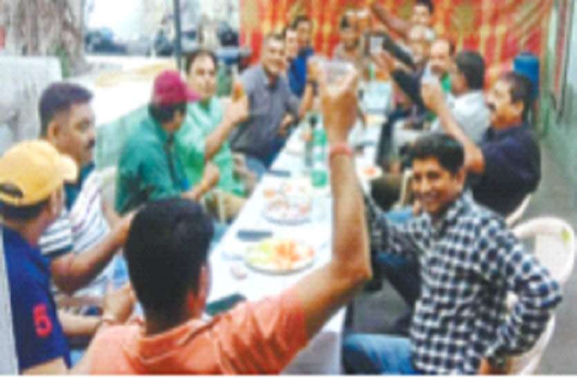 Holi of liquor and kebab played in police post पुलिस चौकी में खेली शराब-कबाब की होली