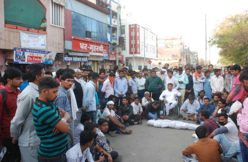 जिला चिकित्सालय मुरार के डॉक्टरों पर लगाया आरोप जिला चिकित्सालय मुरार के डॉक्टरों पर लगाया आरोप
