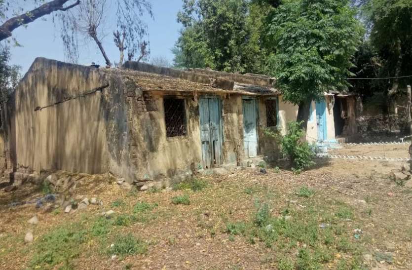 जर्जर सरकारी आवासों में निवास कर रहे कर्मचारी जर्जर सरकारी आवासों में निवास कर रहे कर्मचारी