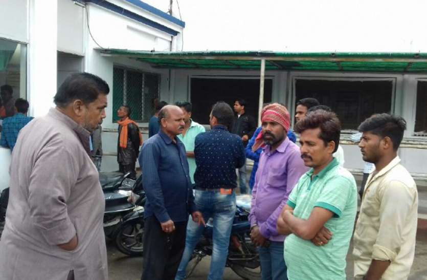 two killed from Celestial lightning पेड़ के नीचे खड़े थे तीन युवक, अचानक गिरी आकाशीय बिजली, दो की मौत