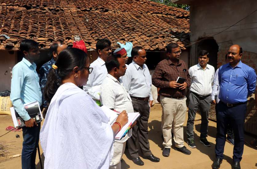 Collectors reached the fields of hailstorm affected farmersकलेक्टर पहुंचे ओला प्रभावित किसानों के खेत कलेक्टर पहुंचे ओला प्रभावित किसानों के खेत
