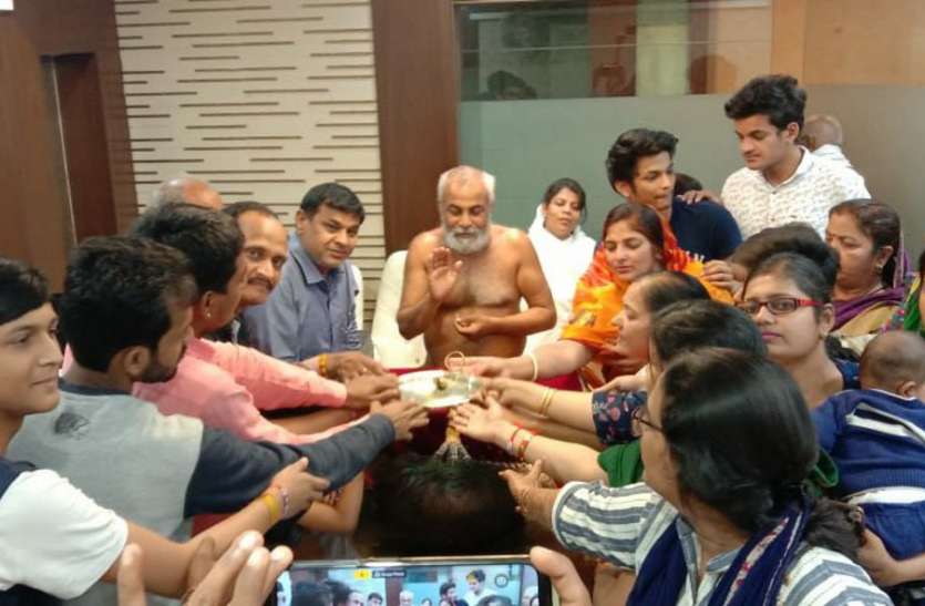 निंदा की बजाय प्रशंसा करेंगे तो खत्म हो जाएगी ईष्र्या निंदा की बजाय प्रशंसा करेंगे तो खत्म हो जाएगी ईष्र्या