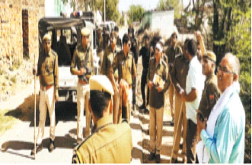 Policemen caught holding crooks blown head बदमाश को पकडऩे गए पुलिसकर्मियों के सिर फोड़े