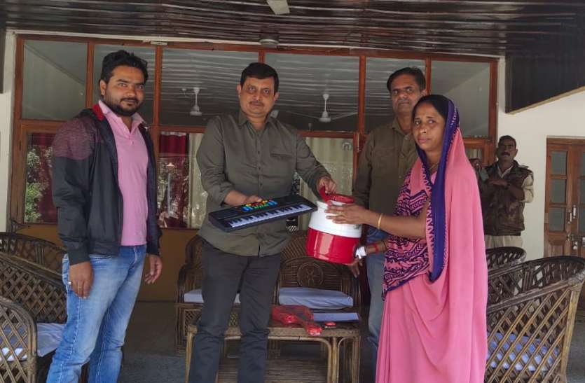 Toys and clothes distributed in Anganwadi आंगनबाड़ी में खिलौने और कपड़े वितरित