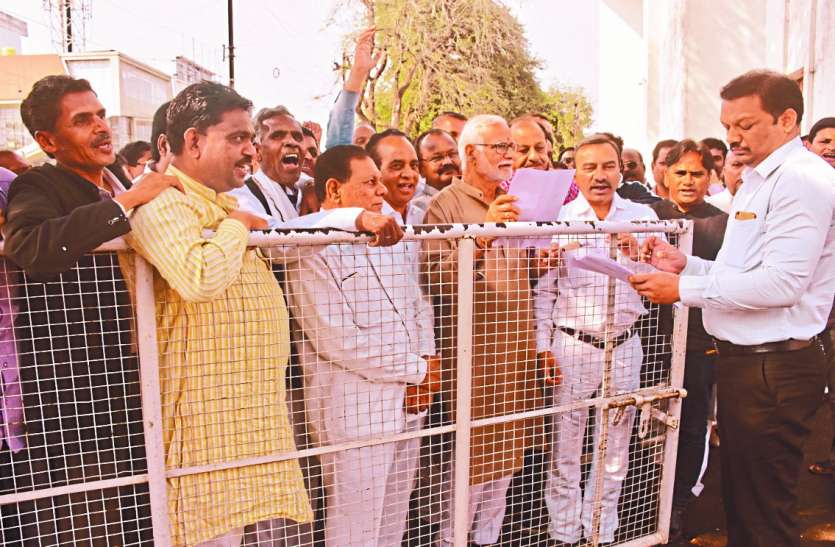 Politics: Outrage over Digvijay's arrest, Congressman displeased Politics: दिग्विजय की गिरफ्तारी पर दिखा आक्रोश, बिफरे कांग्रेसी