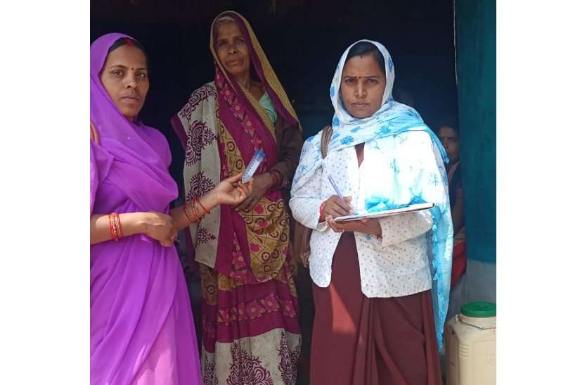 कोरोना से बचाव करने घर-घर जाकर जागरूकता फैला रहीं आशा कार्यकर्ता कोरोना से बचाव करने घर-घर जाकर जागरूकता फैला रहीं आशा कार्यकर्ता
