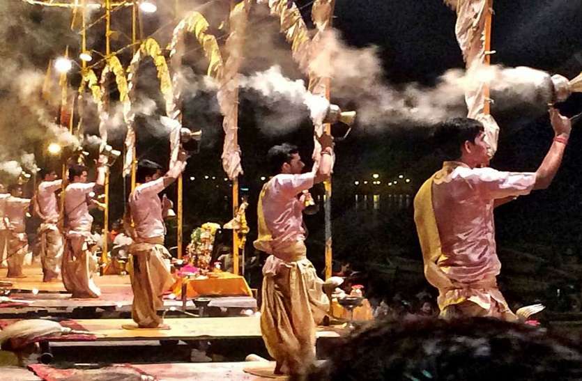 काशी में गंगा आरती में भक्तों के शामिल होने पर रोक, सिर्फ एक अर्चक करेगा पूजा काशी में गंगा आरती में भक्तों के शामिल होने पर रोक, सिर्फ एक अर्चक करेगा पूजा