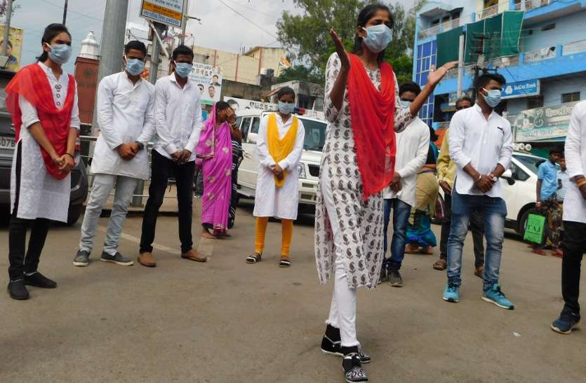Awareness done through street plays to save people from the corona virus attack ... कोरोना वायरस के प्रहार से लोगों को बचाने नुक्कड़ नाटक के माध्यम से किया जागरूक ...