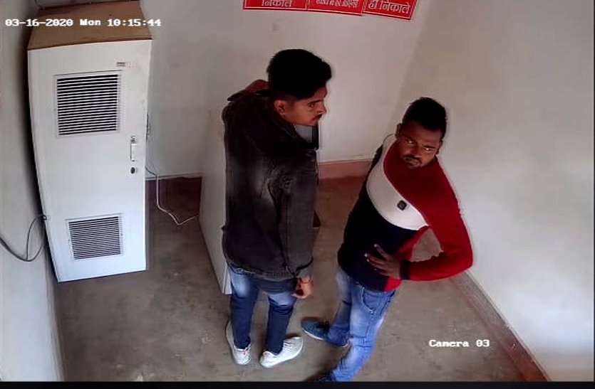 ATM का कैश शटर तोड़कर शातिर युवकों ने कर दिया 20 हजार पार, CC टीवी कैमरे में करतूत देखकर चौंक गए इंजीनियर ATM का कैश शटर तोड़कर शातिर युवकों ने कर दिया 20 हजार पार, CC टीवी कैमरे में करतूत देखकर चौंक गए इंजीनियर
