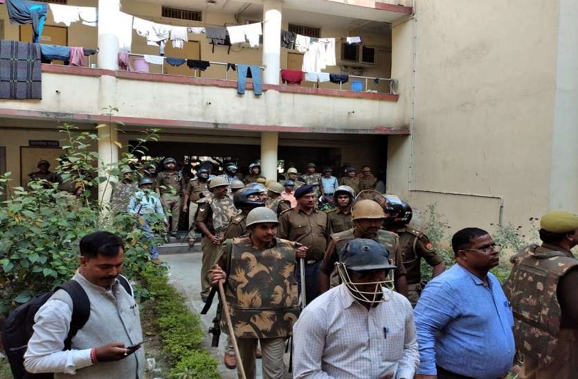 बीएचयू के दो छात्र गुटों में मारपीट पथराव, कई घायल दो को ट्रॉमा सेंटर भेजा गया बीएचयू के दो छात्र गुटों में मारपीट पथराव, कई घायल दो को ट्रॉमा सेंटर भेजा गया