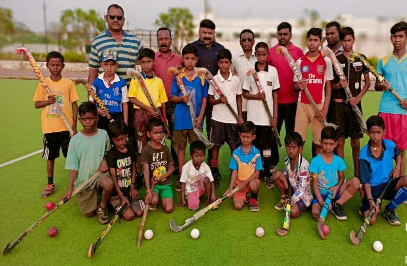 Now children will not have to play hockey, joy comes in the face of poor children on getting stick ... अब लकड़ी से नहीं खेलना पड़ेगा बच्चों को हॉकी, स्टिक मिलने पर गरीब बच्चों के चेहरे में आई खुशी ...