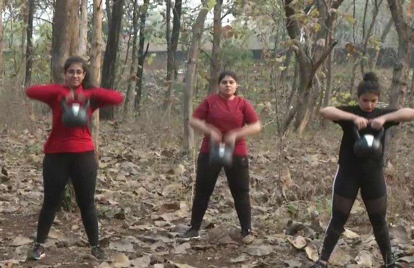 _people_workout_on_roads_open_areas_in_nagpur_as_gyms_closed.jpg