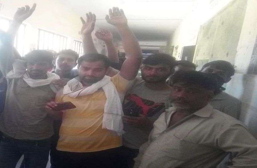 कोरोना का डर, मरीज बढे, चिकित्सक नहीं मिलें कोरोना का डर, मरीज बढे, चिकित्सक नहीं मिलें