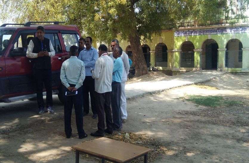 बोर्ड परीक्षा में उम्र में बड़े दिख रहे 47 संदिग्ध छात्र पकड़े, केंद्र से कैमरे भी चोरी बोर्ड परीक्षा में उम्र में बड़े दिख रहे 47 संदिग्ध छात्र पकड़े, केंद्र से कैमरे भी चोरी