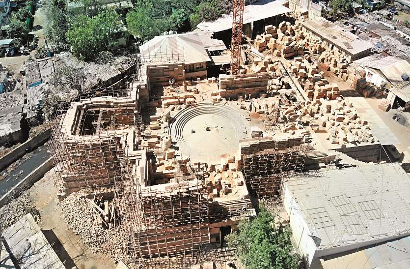 जैसलमेर और भुज के पीले पत्थरों से तैयार हो रहा यह चार मंजिला जिनालय, 23 हजार वर्गफीट में आकार लेगा, दो साल में होगा पूरा जैसलमेर और भुज के पीले पत्थरों से तैयार हो रहा चार मंजिला जिनालय, 23 हजार वर्गफीट में आकार लेगा, दो साल में होगा पूरा