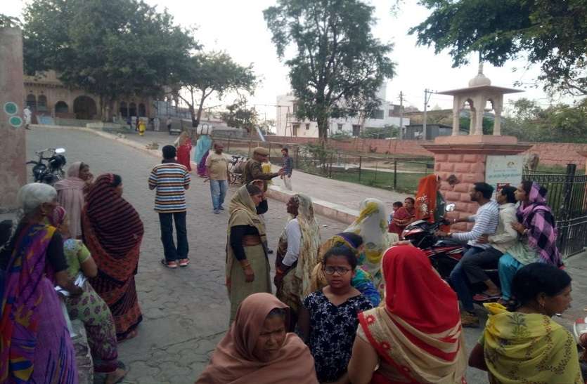 अब कोरोना ने तोड़ी 63 साल बाद परंपरा: बिहारीजी मंदिर में दर्शनों पर रोक, शेष बड़े मंदिरों में भी आदेश लागू अब कोरोना ने तोड़ी 63 साल बाद परंपरा: बिहारीजी मंदिर में दर्शनों पर रोक, शेष बड़े मंदिरों में भी आदेश लागू