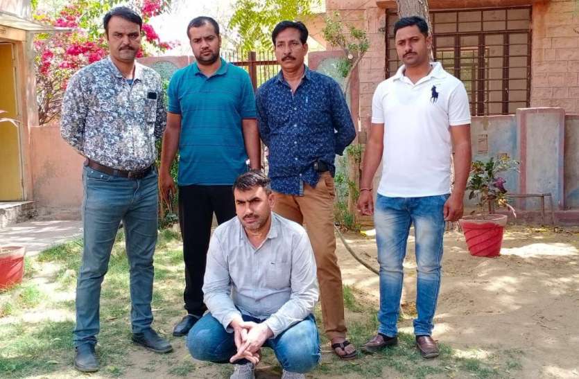 SOG arrested prize of 50 thousand नकल गिरोह के सरगना से एसओजी उगलवा रही राज