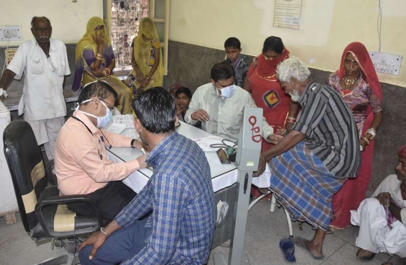 Queue of patients in hospital, OPD reached 12 hundred कोरोना : अस्पताल में मरीजों की कतार, ओपीडी पहुंची 12 सौ