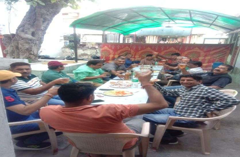 Patrika exclusive-पुलिस चौकी में शराब-कबाब पार्टी Patrika exclusive-पुलिस चौकी में शराब-कबाब पार्टी