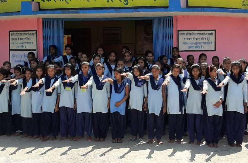 Girls take oath of cleanliness, will give 6 hours time every month छात्राओं ने ली स्वच्छता की शपथ, हर महीने देंगी 6 घंटे का समय