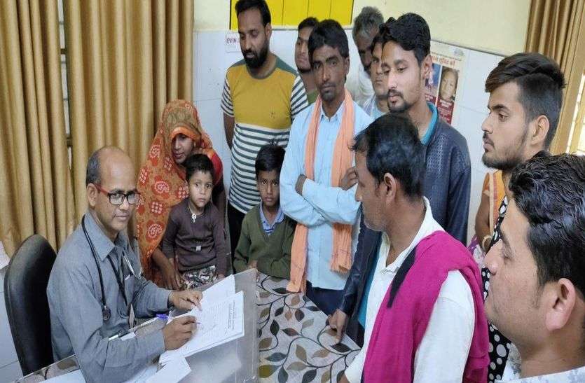 अस्पतालों में भीड़, कोरोना से निपटने के साधन नाकाफी अस्पतालों में भीड़, कोरोना से निपटने के साधन नाकाफी