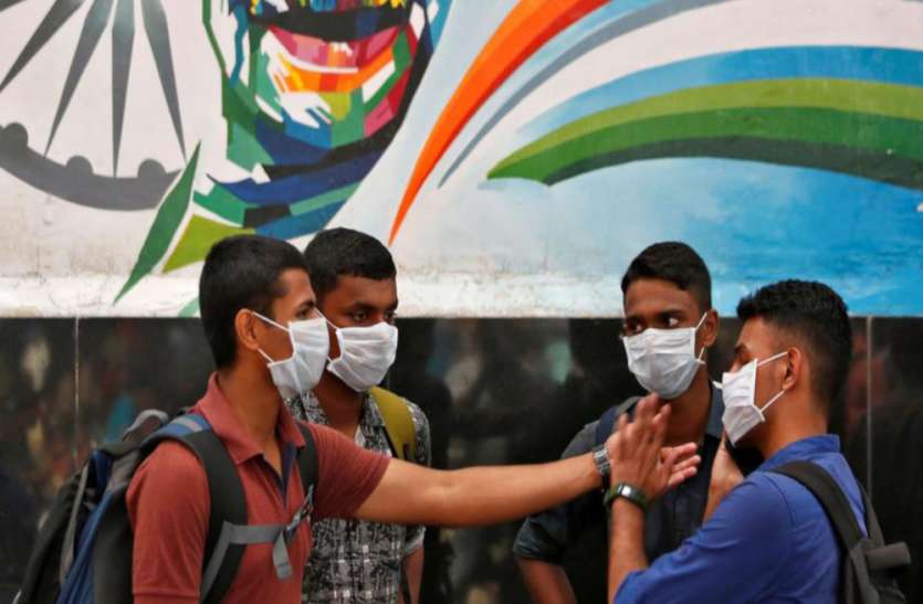 उत्तर प्रदेश में 20 कोरोना वायरस पॉजिटिव, एयरपोर्ट पर यात्रियों के हाथों पर लगाई जा रही है मुहर उत्तर प्रदेश में 20 कोरोना वायरस पॉजिटिव, एयरपोर्ट पर यात्रियों के हाथों पर लगाई जा रही है मुहर