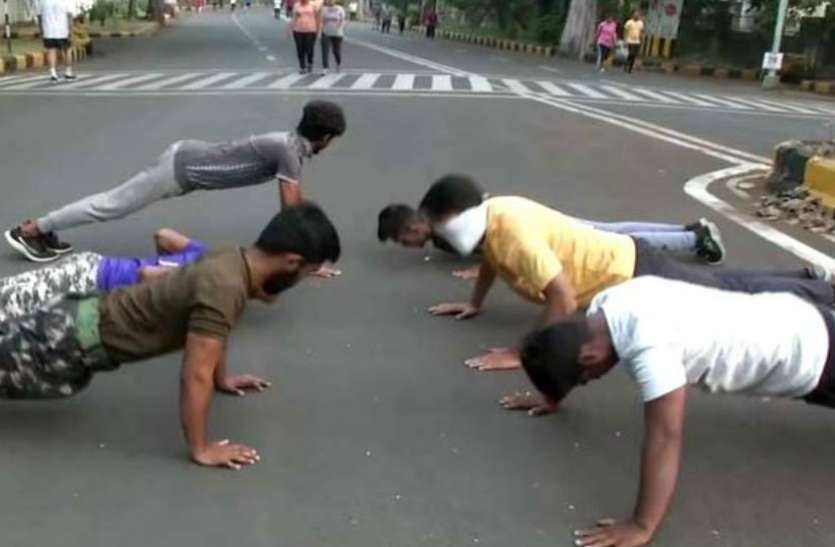 covid-19_people_workout_on_roads_open_areas_in_nagpur_as_gyms_closed.jpg कोरोना के चलते बंद हो गए सारे जिम, तो लोगों ने सड़क पर शुरू कर दी एक्सरसाइज