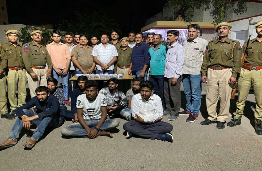 डकैती के लिए ट्रेन में ला रहे थे हथियार, आरपीएफ ने पकड़ा तो हुआ बड़ा खुलासा डकैती के लिए ट्रेन में ला रहे थे हथियार, आरपीएफ ने पकड़ा तो हुआ बड़ा खुलासा