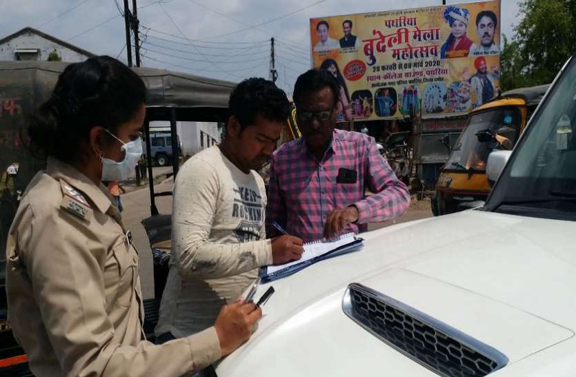 बसों की तर्ज पर सवारियां ढो रहे ऑटो रिक्शा बसों की तर्ज पर सवारियां ढो रहे ऑटो रिक्शा