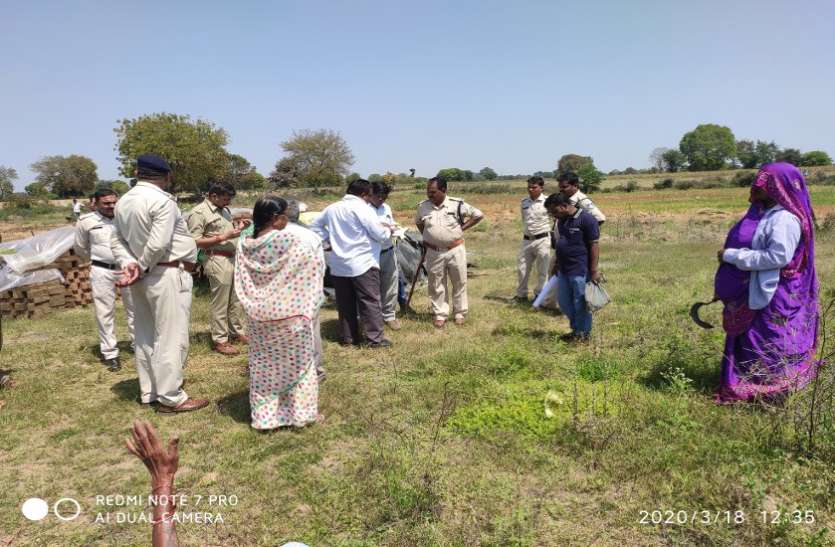 हासिया लेकर गुस्से में आई महिला ने कहा, खेत मे पांव रखा तो काट डालेंगे हासिया लेकर गुस्से में आई महिला ने कहा, खेत मे पांव रखा तो काट डालेंगे