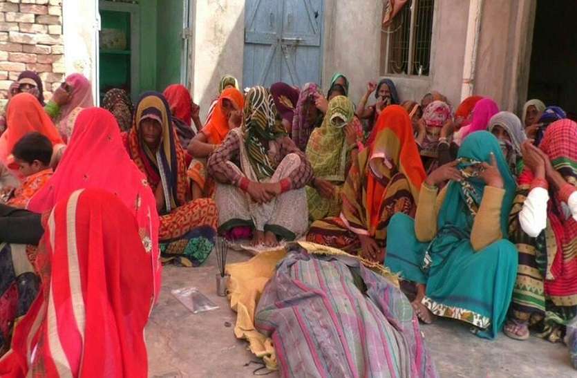 पत्नी चूडिय़ां बेचकर कर रही थी गुजारा, शराबी पति ने की निर्मम हत्या पत्नी चूडिय़ां बेचकर कर रही थी गुजारा, शराबी पति ने की निर्मम हत्या