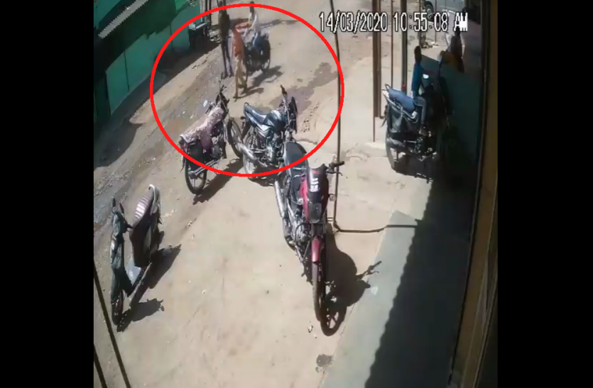 Live Video: Bike rider dies 'on the spot' in a road accident Live Video : सड़क पर पैदल आदमी को बाइक सवार ने ऐसी मारी टक्कर 'ऑन द स्पॉट' हो गई मौत