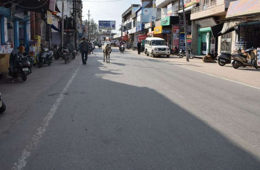 बाजारों में छाने लगा सूनापन, व्यापार में तीस प्रतिशत बाजारों में छाने लगा सूनापन, व्यापार में तीस प्रतिशत