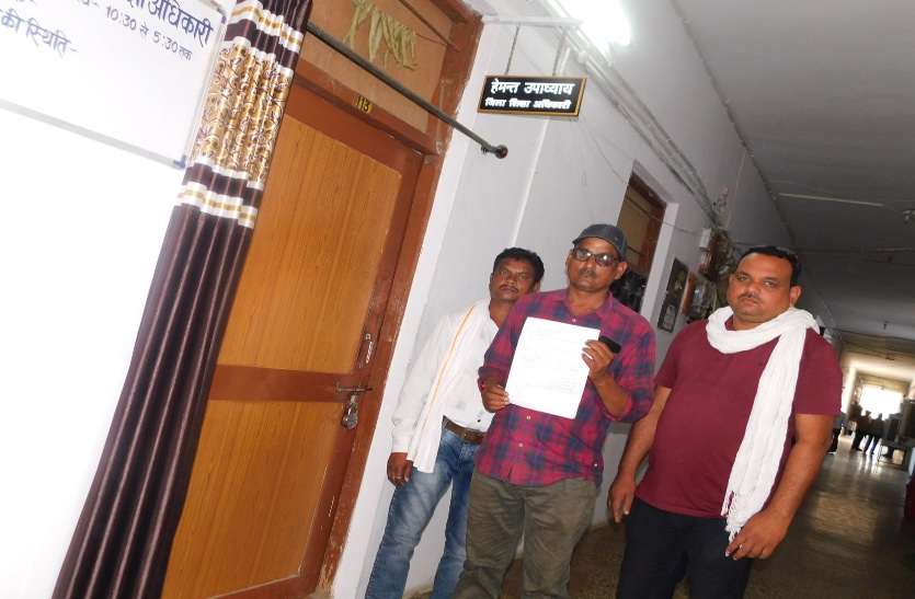राजनांदगांव में डीईओ की कुर्सी के लिए तनातनी बढ़ी राजनांदगांव में डीईओ की कुर्सी के लिए तनातनी बढ़ी