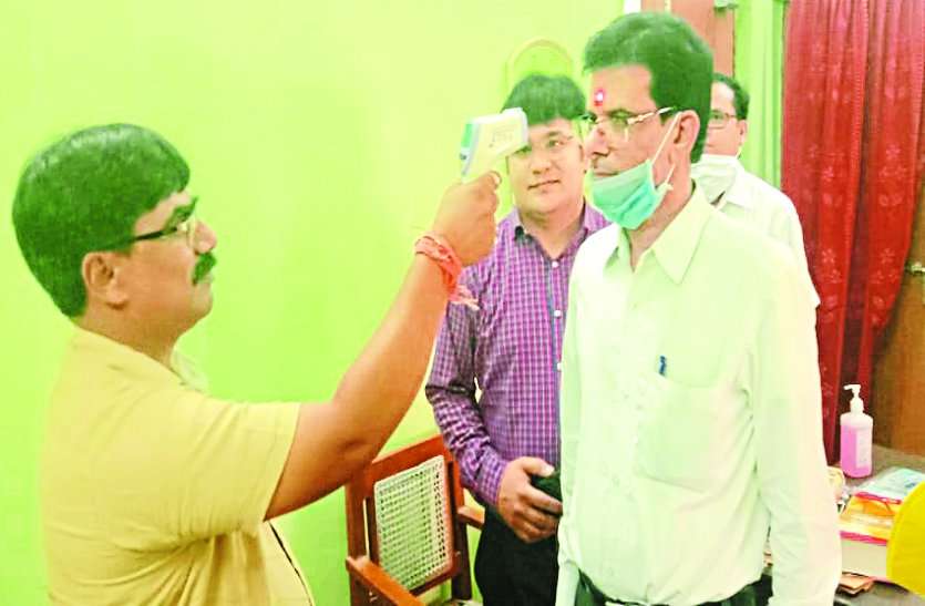 जर्मनी से दुर्ग लौटने वाले को स्क्रीनिंग टोल फ्री नंबर पर नहीं मिला रिस्पांस, पुलिस ने स्वास्थ्य विभाग को दी सूचना, जिले में धारा 144 लागू जर्मनी से दुर्ग लौटने वाले को स्क्रीनिंग टोल फ्री नंबर पर नहीं मिला रिस्पांस, पुलिस ने स्वास्थ्य विभाग को दी सूचना