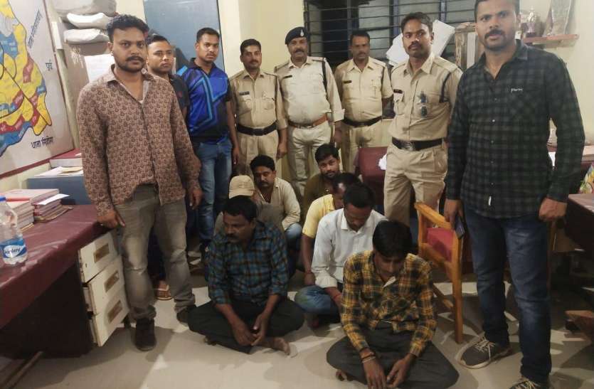 Police caught half a dozen gamblers मंदिर के पास जमा था जुआफड़, पुलिस ने आधा दर्जन को दबोचा...