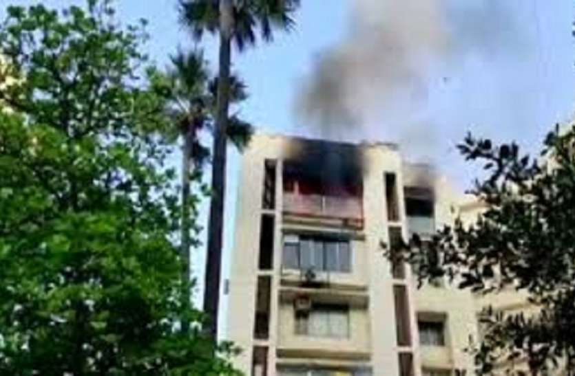 , शाहरुख खान के बगलें के पास इमारत में लगी आग