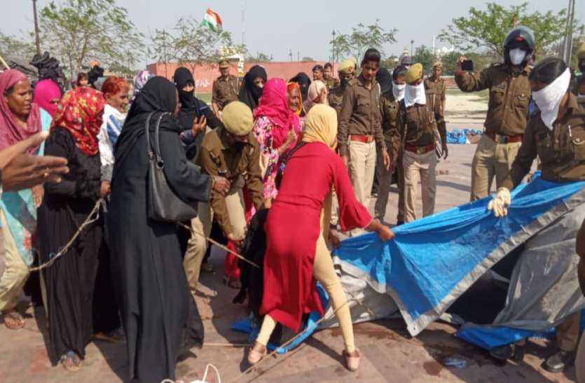 lucknow ghantaghar घंटाघर में पुलिस से भिड़ीं प्रदर्शनकारी महिलाएं, कहा- कोरोना से खतरनाक है सीएए-एनआरसी