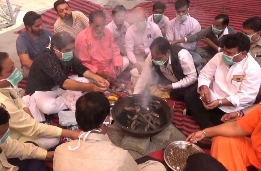 meerut Coronavirus: लोगों को कोरोना वायरस से बचाने के लिए किया यज्ञ, चेतनानंद सरस्वती ने कही बड़ी बात
