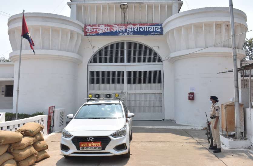 कोरोना वायरस से बचाने बंदियों से धुलवा हाथ, पहने रहे मास्क कोरोना वायरस से बचाने बंदियों से धुलवा हाथ, पहने रहे मास्क