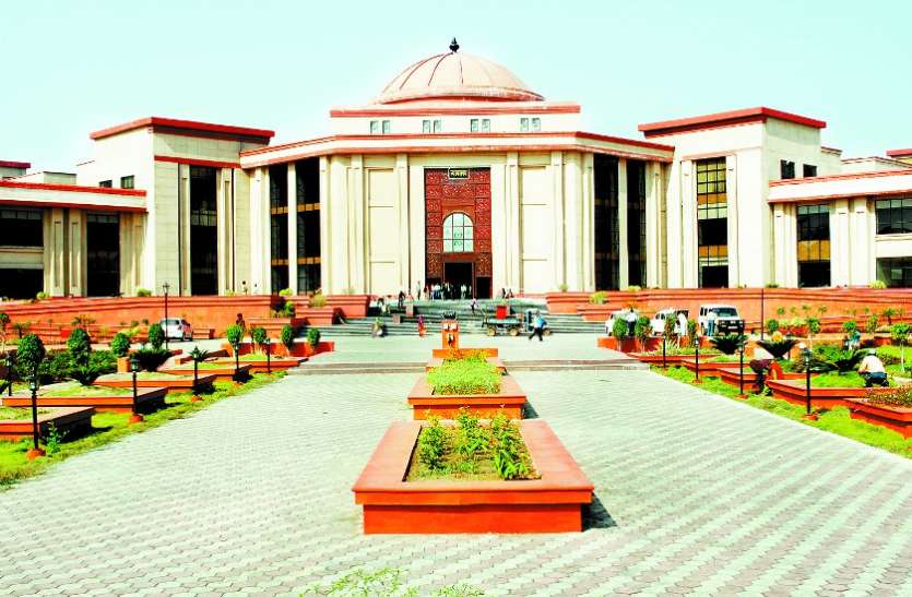 हाईकोर्ट : बलात्कार पीडि़ता नाबालिग ने मांगी गर्भपात की अनुमति, शासन ने रखा अपना पक्ष हाईकोर्ट : बलात्कार पीडि़ता नाबालिग ने मांगी गर्भपात की अनुमति, शासन ने रखा अपना पक्ष