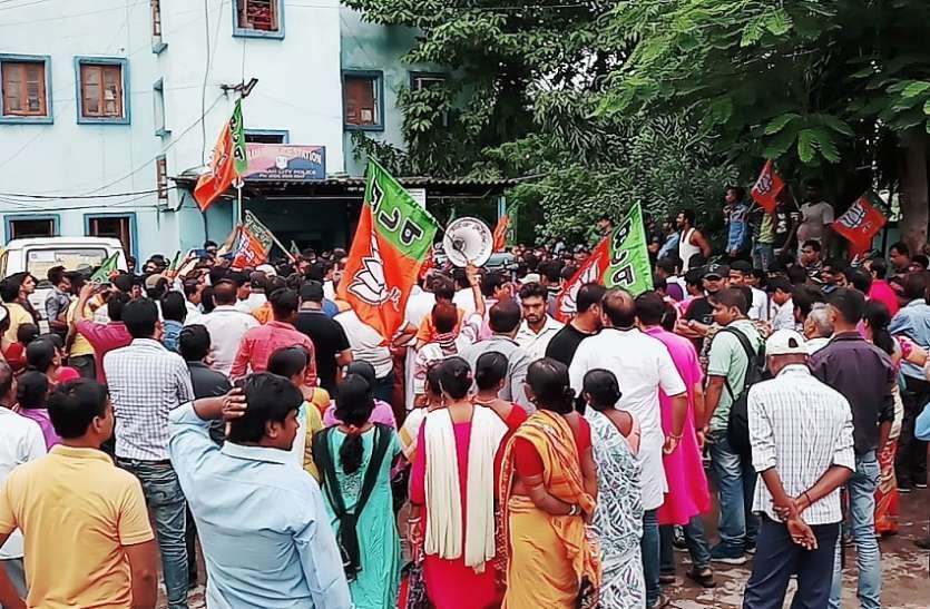 लिलुआ थाने का घेराव भाजपा समर्थकों ने किया लिलुआ थाने का घेराव भाजपा समर्थकों ने किया