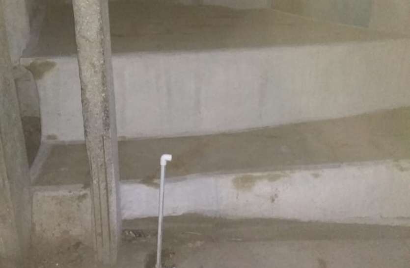 मंडीबामोरा। इस तरह घरों के सामने लगे नल, पर नहीं आ रहा पानी। साल साल बाद भी नल जल योजना का काम अधूरा