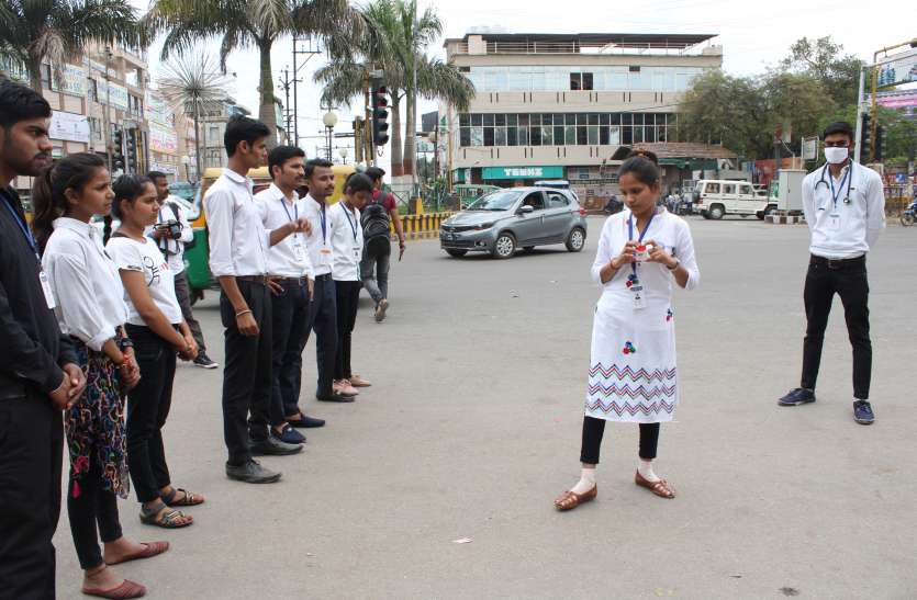 नाटक में बताया- संक्रमित व्यक्ति से दूर रहें नाटक में बताया- संक्रमित व्यक्ति से दूर रहें