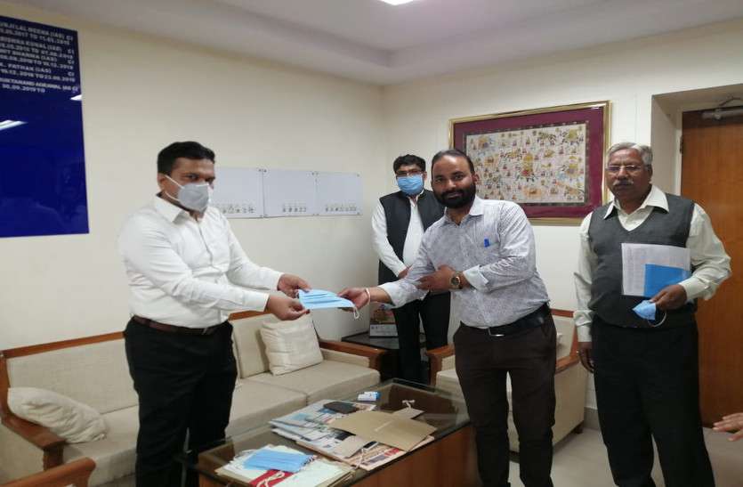 distribution of masks to employees कोरोना: उद्योग विभाग में कार्मिकों को मास्क बांटे