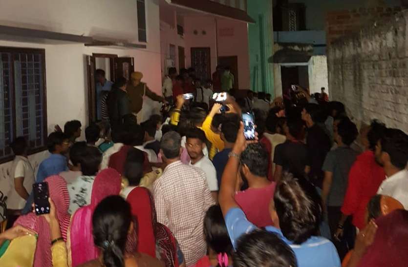 - मंगलवार देर रात को पुलिस ने मोहल्लेवासियों की सूचना पर दी एक मकान पर दबिश देह व्यापार की सूचना पर दबिश, तीन युवतियों और एक बुजुर्ग को पकड़ा