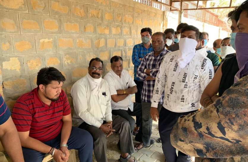 पोस्टमार्टम के बाद देशी सैलानी का शव परिजनों को सौंपा पोस्टमार्टम के बाद देशी सैलानी का शव परिजनों को सौंपा
